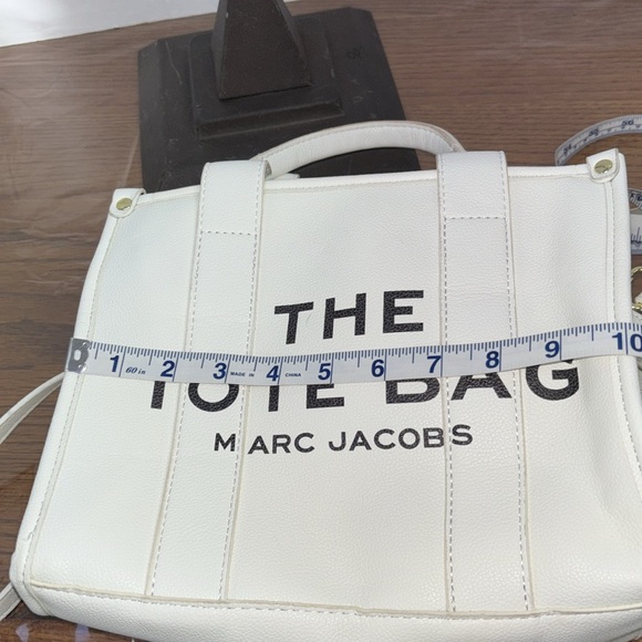 The tote bag Marc Jacobs medium white satchel Crossbody/purse Zipper closure EUC - Picture 5 of 7